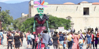 En Día de muertos, turistas abarrotan calles de Oaxaca