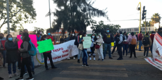 Protestan organizaciones durante visita de AMLO