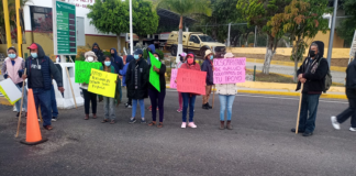 Ex trabajadores de salud toman caseta de Huitzo