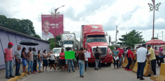 Con bloqueo, colonos de Tuxtepec exigen agua potable