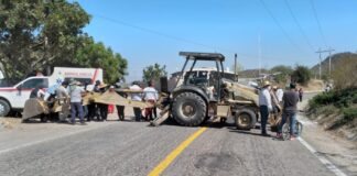 Pobladores bloquean carretera en Tequisiatlán, piden condonación de multa