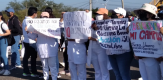 Con bloqueo, alumnos denuncian posible cierre de Unistmo