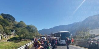 Avanza caravana migrante por la autopista Córdoba – Puebla