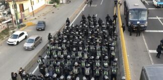 Se enfrenta caravana migrante con elementos de la SSC, en la autopista México-Puebla