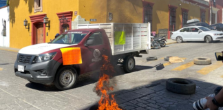 Por falta de pagos, empleados del municipio de Oaxaca queman llantas