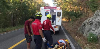 Derrapa motociclista en Huatulco, solo daños materiales