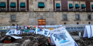Recrean fosas frente a Palacio Nacional en protesta por desaparecidos