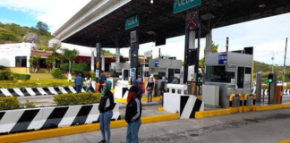 Normalistas toman caseta de Huitzo; piden dinero