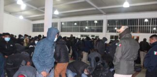 Interceptan 143 migrantes centroamericanos hacinados en un camión en Oaxaca