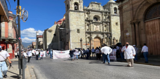 Marchan ex trabajadores de salud para exigir recontratación