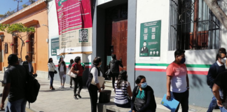 Protesta personal de apoyo en el SAT; les regalaron una olla y sartén por fin de año