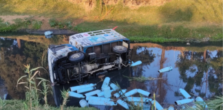 Cae camión repartidor de gas LP en río Salado, se reportan daños materiales