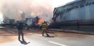 Tras choque, se incendian 3 tráileres en Tlaxcala; reportan un muerto