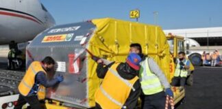 Llegan al AICM 590 mil vacunas de Pfizer