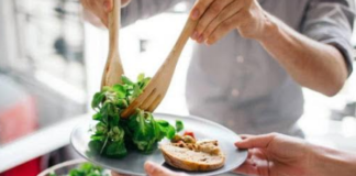 Recomienda IMSS no caer en excesos de comida durante fiestas decembrinas