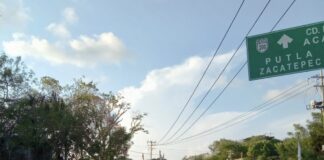 Por tercer día, pobladores cierran carretera en Pinotepa