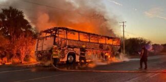 Se incendia autobús con 47 pasajeros y el chofer a bordo