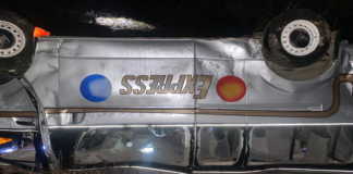 Dos muertos y varios heridos, deja volcadura en la Sierra Sur