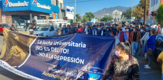 Marchan estudiantes y profesores de la UABJO en apoyo a ex Rector