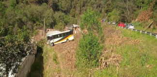 Autobús de la banda filarmónica de Tlahuiltopec se queda sin frenos, solo daños menores