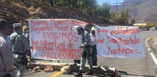 Con bloqueo, San Juan Lajarcia exige libertad de comuneros