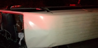 Vuelca camioneta de pasajeros en Pochutla, solo daños materiales
