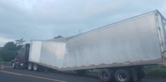 Vuelca tráiler con material pesado en el Istmo