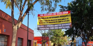 Con bloqueo, colonos de la ciudad de Oaxaca exigen regular bares