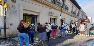 Ambulantes continúan limpieza en el centro de la ciudad capital