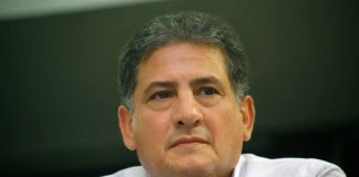 Exhiben a exsecretario de administración de Murat, traía los zapatos al revés