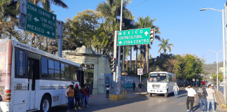 Con bloqueos, normalistas exigen contratación automática