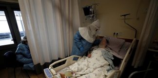 Casos de COVID-19 bajan en el mundo pero suben las muertes: OMS