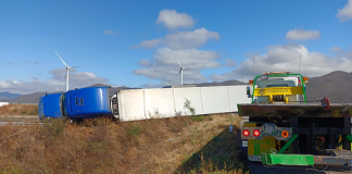 Vuelca tráiler en la Ventosa; solo daños materiales