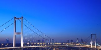 Turquía termina puente que une a Asia y Europa y que conecta con el mar Egeo