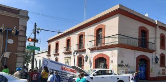 Supervisores de la Sección 22 bloquean Casa Oficial