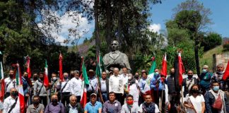 AMLO anuncia construcción del camino Benito Juárez