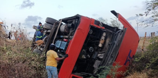 Vuelca autobús que trasportaba migrantes en el Istmo, varios lesionados