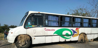 Pobladores del Istmo amagan con quemar autobús, piden diálogo con AMLO