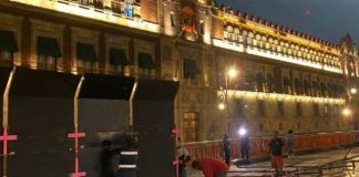 Blindan Palacio Nacional con vallas metálicas, previo a Marcha #8M