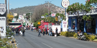 Con palos y machetes, pobladores de Teojomulco vandalizan oficinas de Gobierno