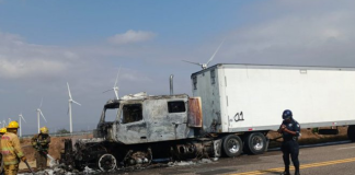 Se incendia tráiler en el Istmo, solo daños materiales