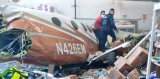 Mueren tres personas tras desplome de avioneta en Aurrerá de Temixco