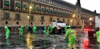 Quitan muro del Palacio Nacional y limpian el Zócalo tras 8M