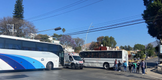 Normalistas continúan protestas, insisten en plaza