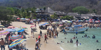 Turistas abarrotan playas de Puerto Escondido