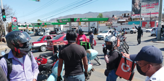 Tras agresiones, repartidores instalan bloqueo