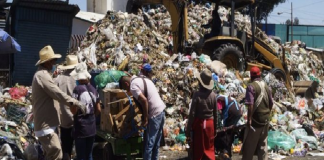 Por cierre de tiradero municipal, calles de Oaxaca se inundan de basura