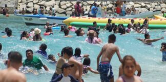 Turistas se olvidan de la pandemia y abarrotan playas de Oaxaca