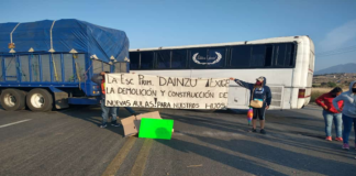 Con bloqueo, pobladores de Tlacolula exigen aulas