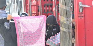 Normalistas saquean mercancía y agreden a reportero